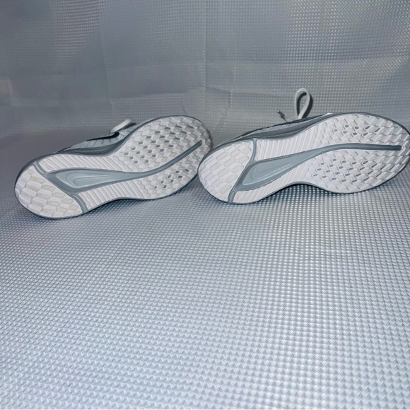 Nike Quest 05, Woman’s running shoes, white and silver, size 6.5 reg - Picture 5 of 5